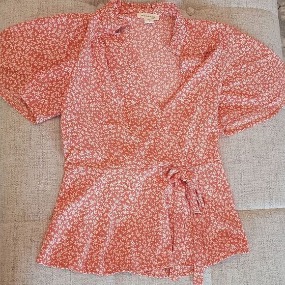 Beautiful flowy top  - Picture 7 of 8